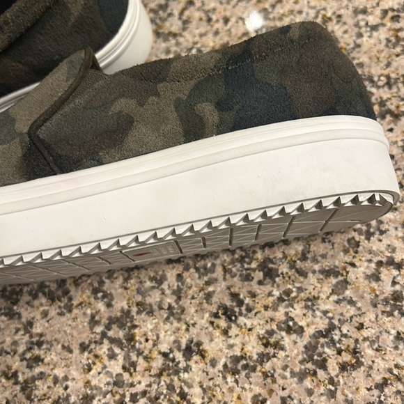 Blondo Gracie 2.0 Camo Waterproof Slip On Sneaker  Women's 7M Great Condition - Picture 7 of 9